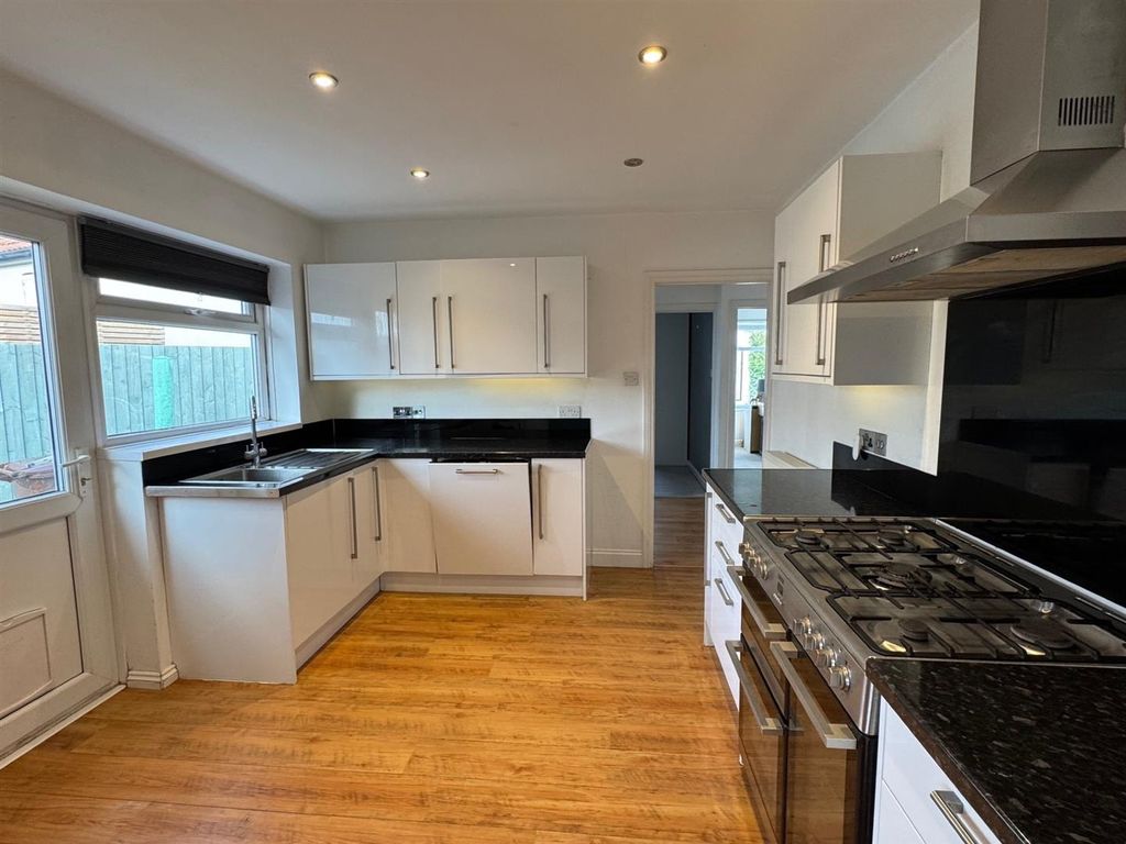 Property photo 2 of 10 Kitchen