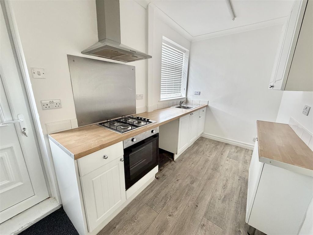 Property photo 2 of 10 Kitchen