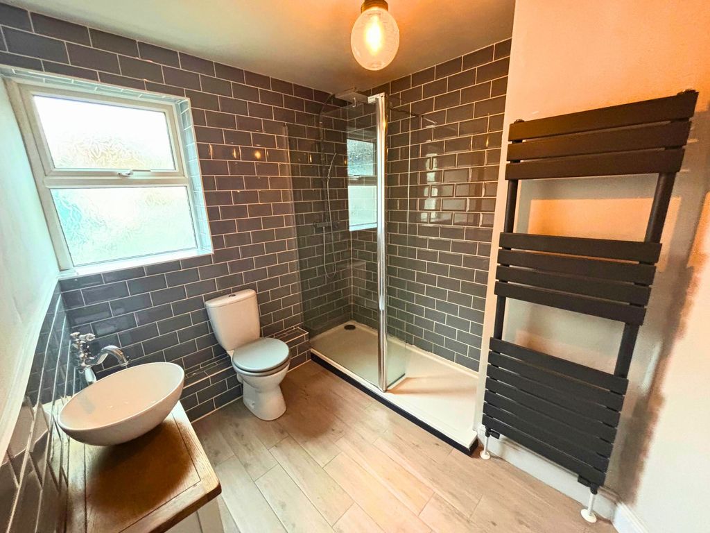 Property photo 2 of 18 Bathroom