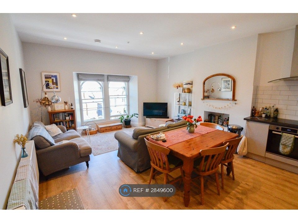 Property photo 1 of 13 Kitchen / Lounge