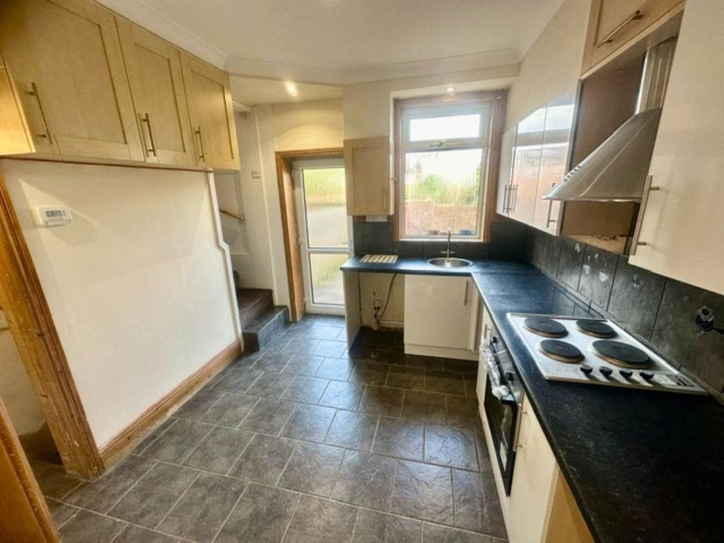 Property photo 3 of 18 Kitchen (2)