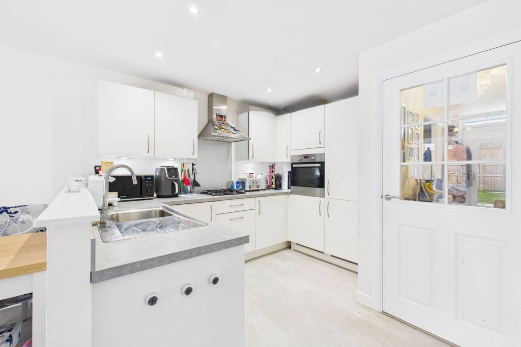 Property photo 2 of 20 Kitchen