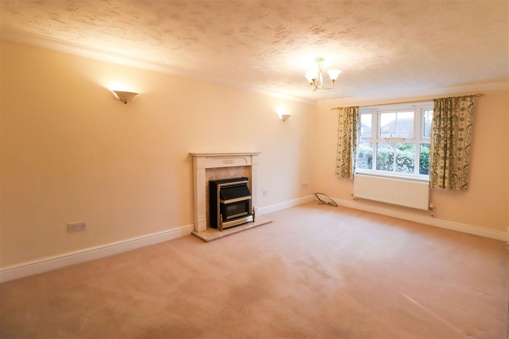 Property photo 2 of 16 Lounge.Jpg