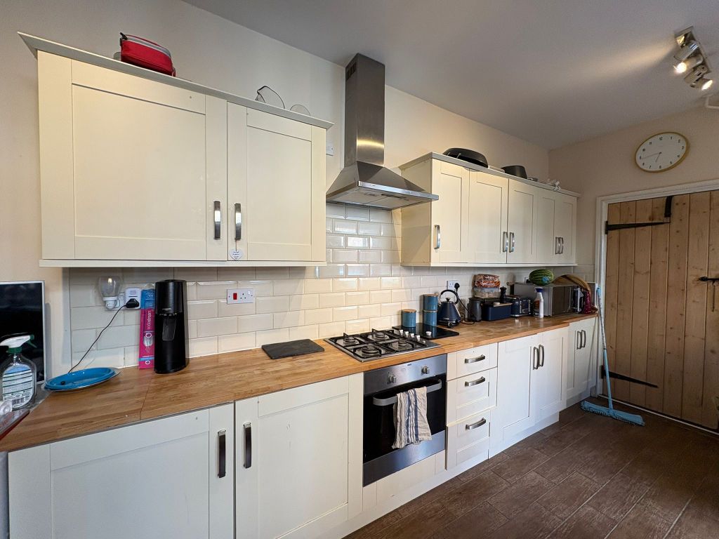 Property photo 2 of 6 Kitchen