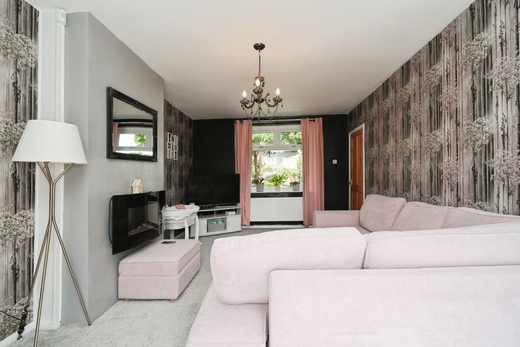 Property photo 3 of 15 Lounge