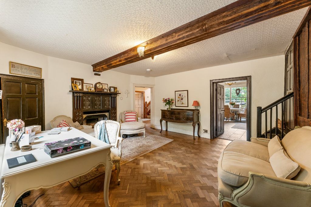 Property photo 3 of 38 Entrance Hall