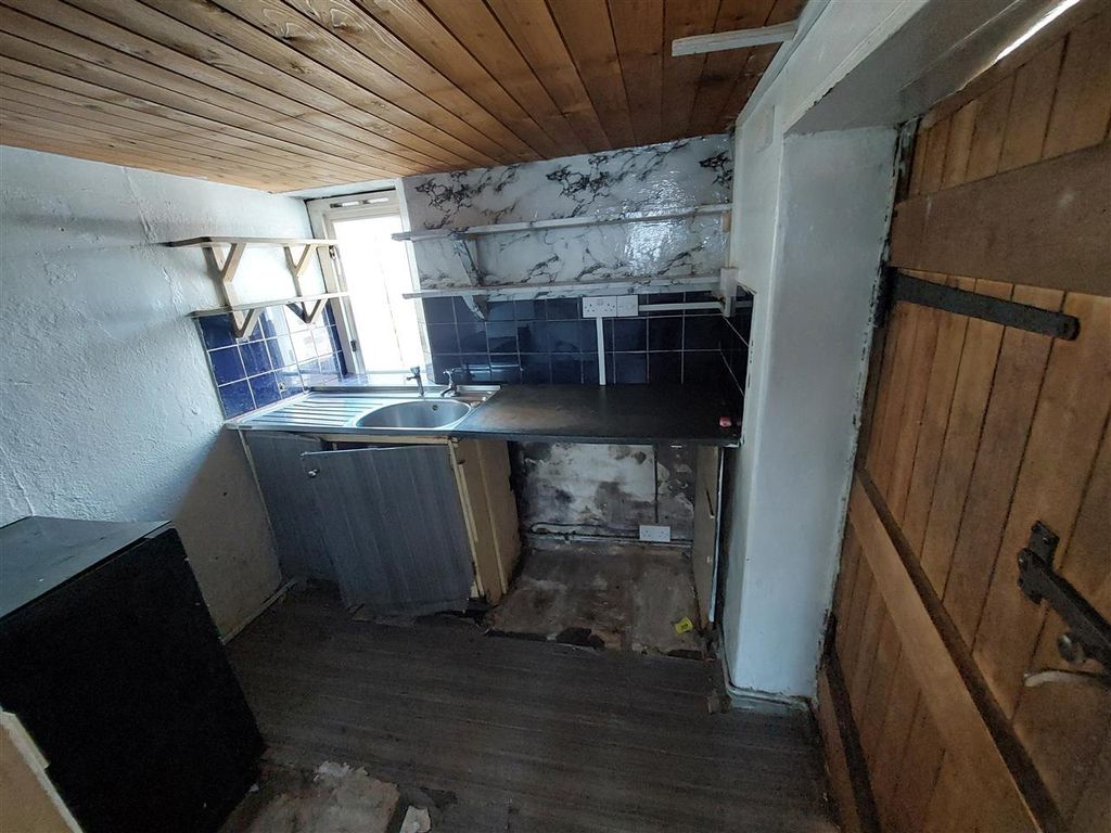Property photo 3 of 14 Kitchen