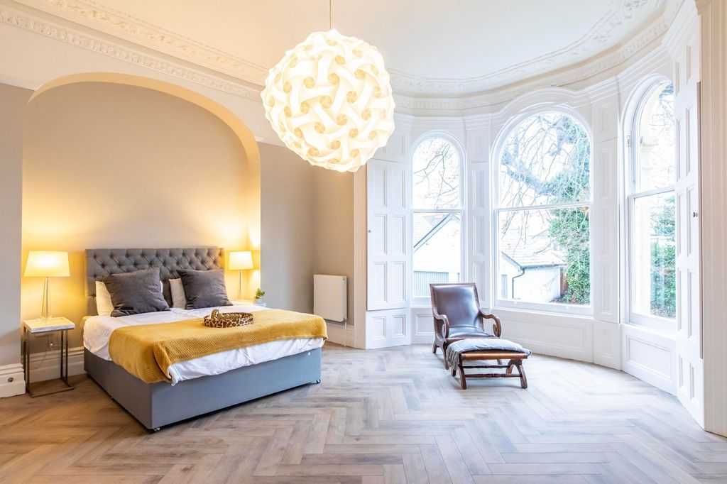 Property photo 1 of 12 Bright, Elegant Bedroom With Large Arched Sash Win...