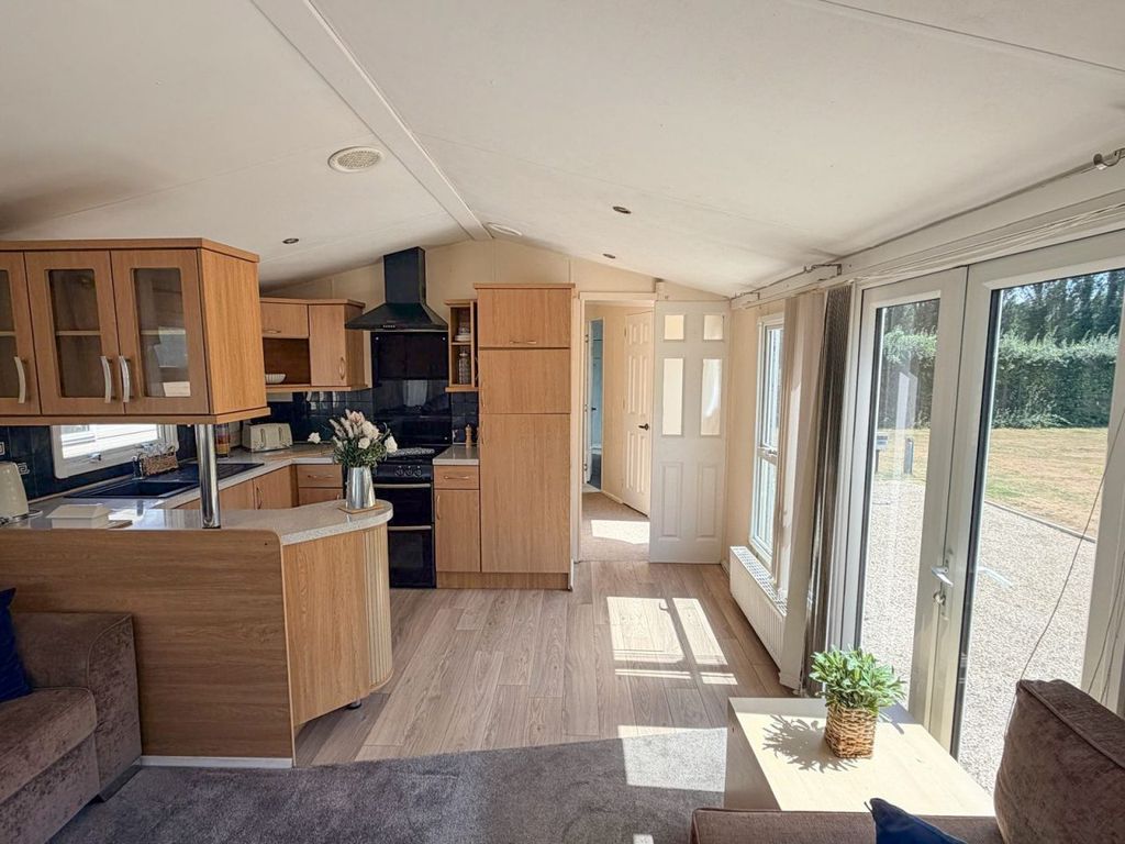 Property photo 3 of 7 2008 Bk Grosvenor 37x12 2B 5.Jpg
