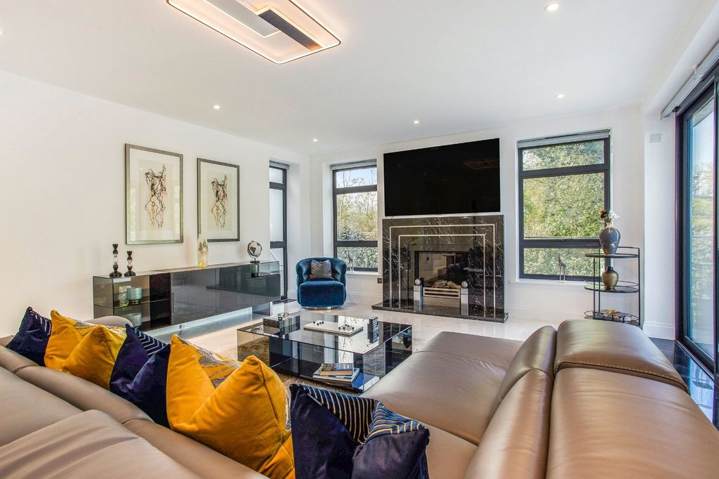 Property photo 3 of 18 Drawing Room