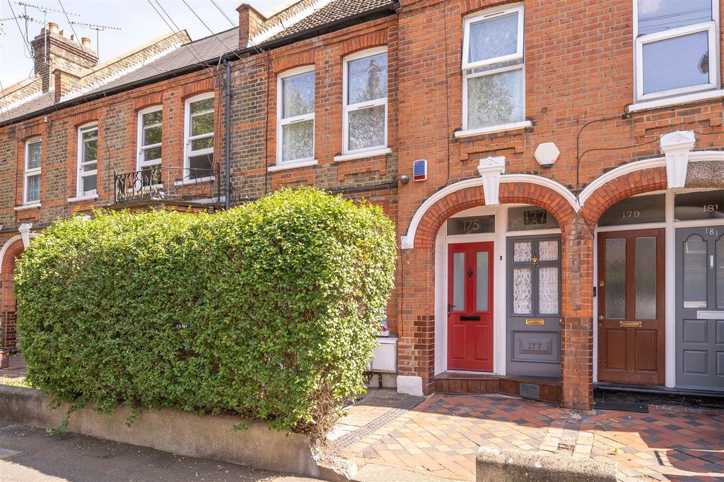Property photo 1 of 26 Winns Avenue, E17