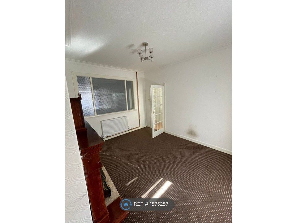Property photo 3 of 5 Large Master Bedroom 1