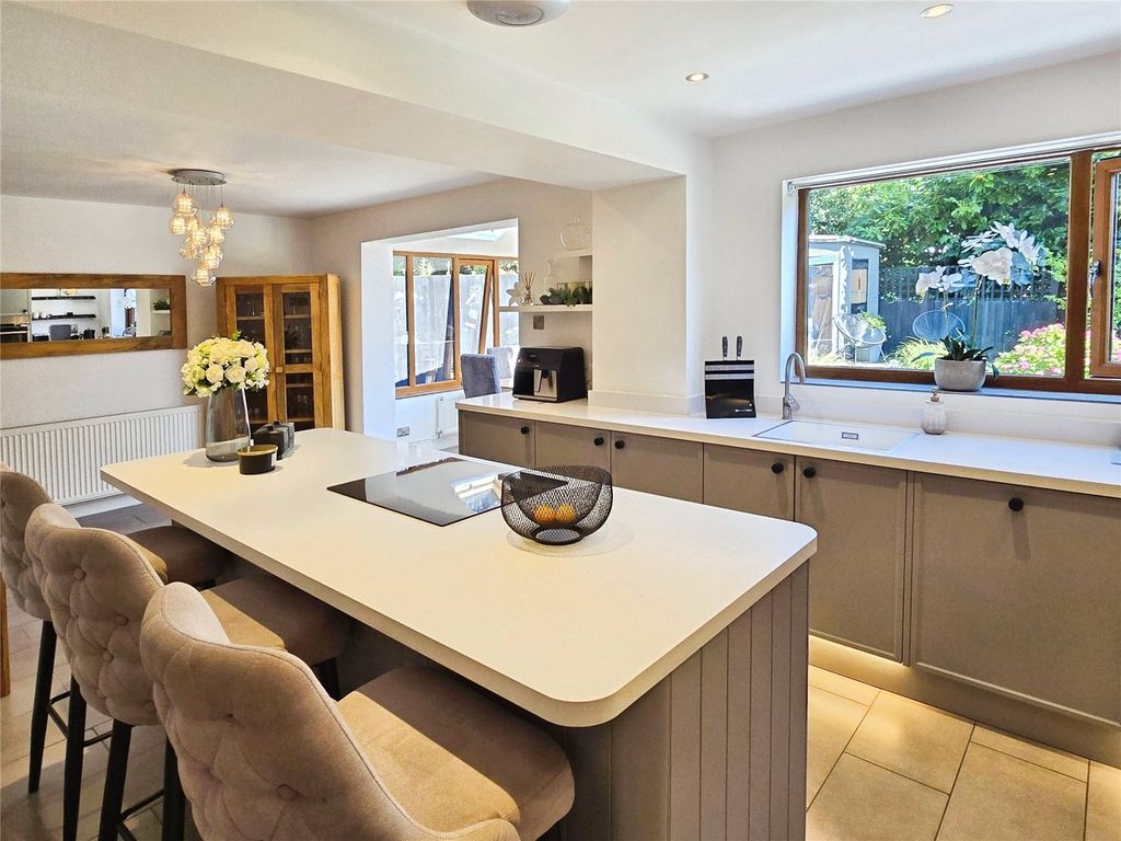 Property photo 3 of 25 Dining Kitchen