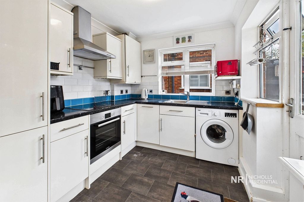 Property photo 3 of 11 Kitchen