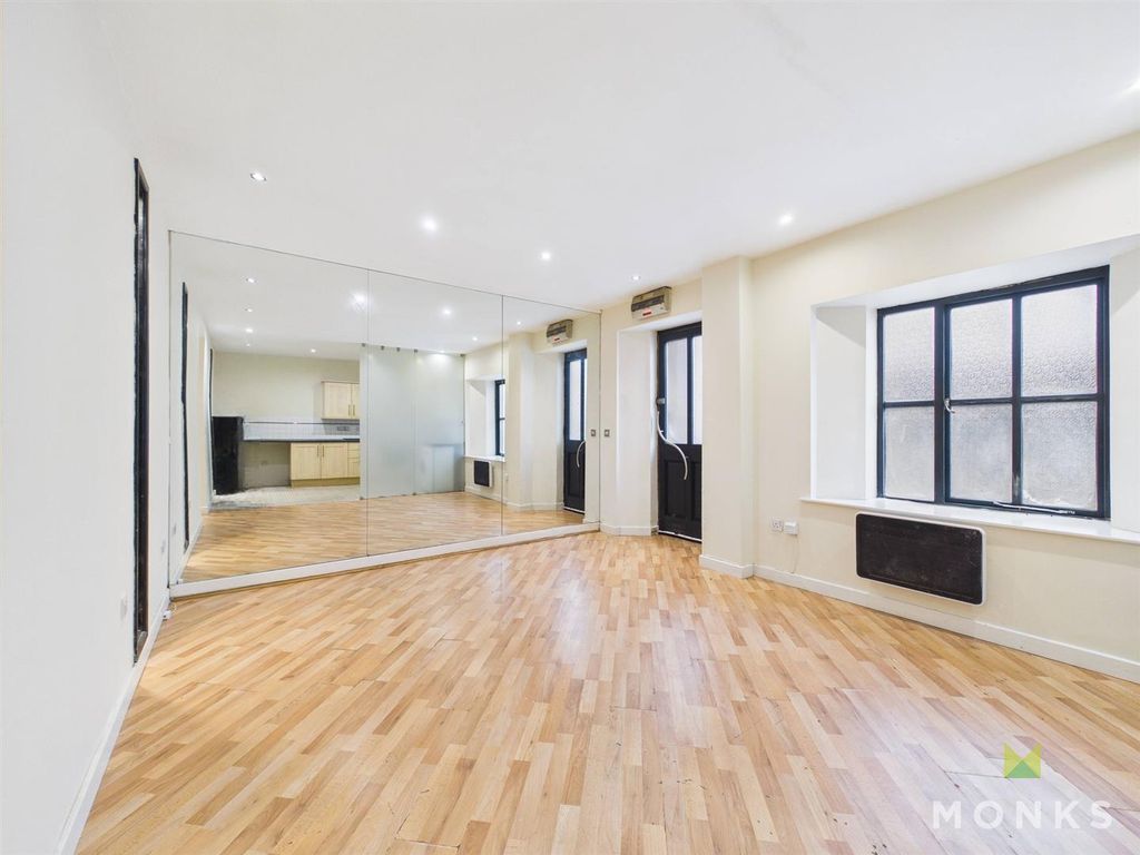 Property photo 3 of 10 Cam01520G0-Pr0363-Still008.Jpg