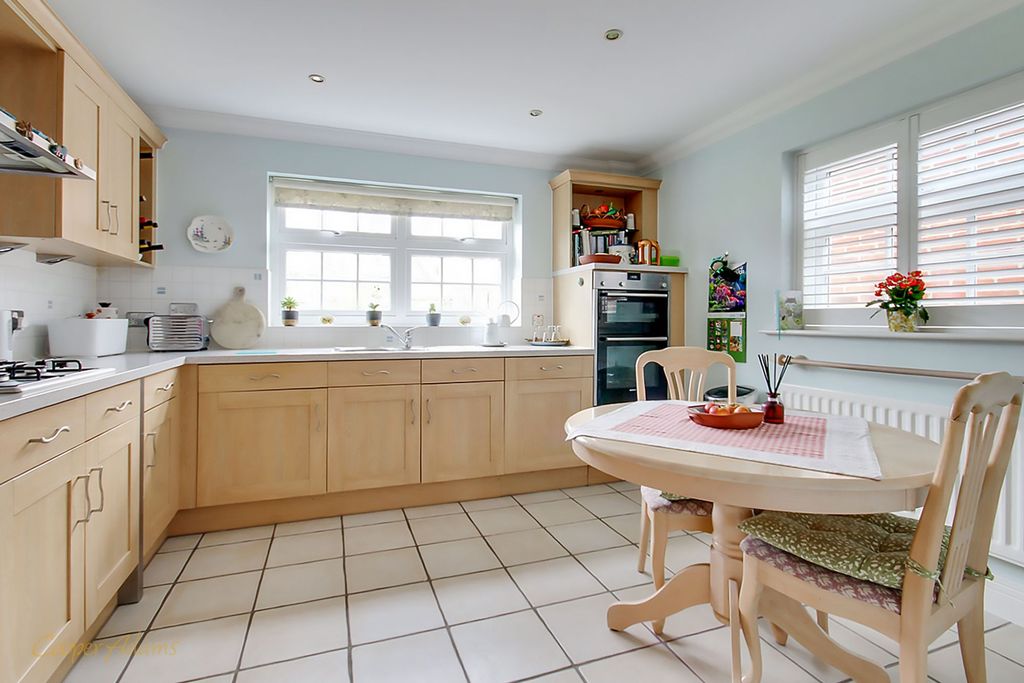 Property photo 3 of 20 Kitchen