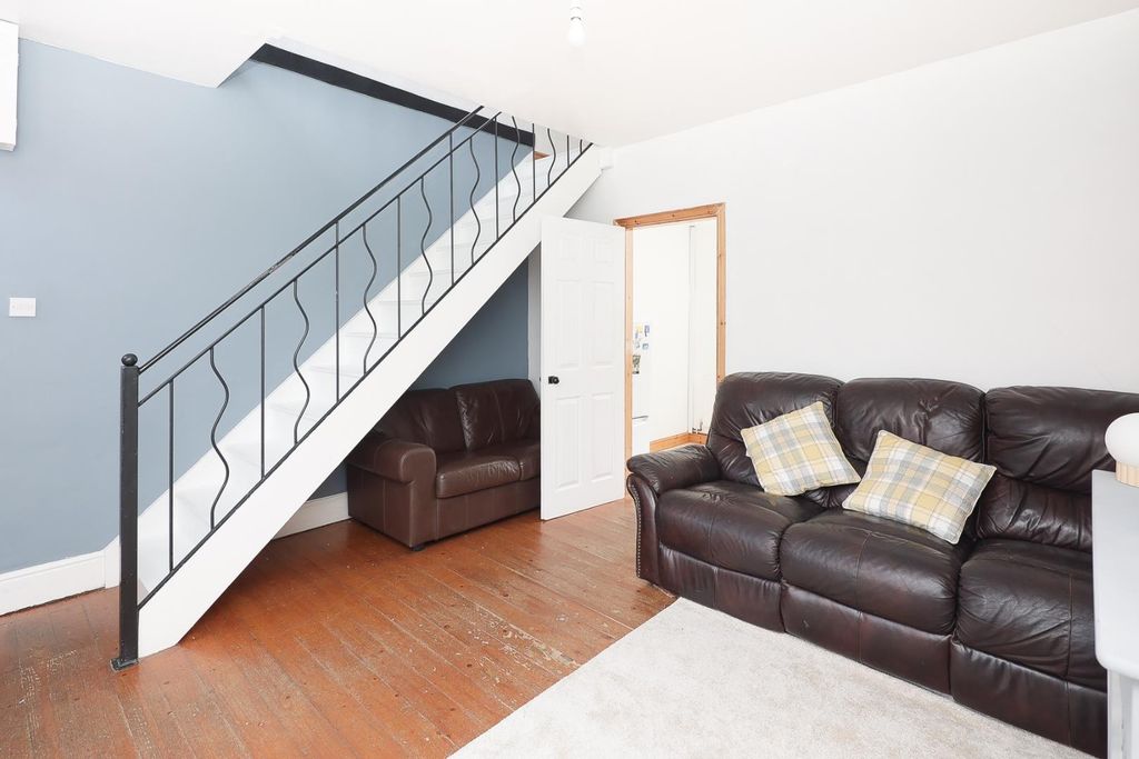 Property photo 2 of 14 17 Mercer Avenue Lounge-2.Jpg