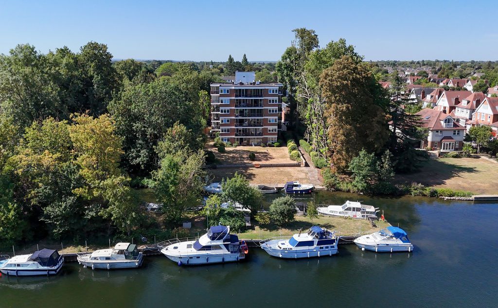 Property photo 1 of 20 Riverside Court, River Reach, Teddington