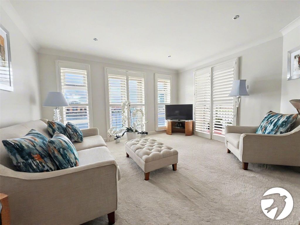 Property photo 3 of 14 Lounge