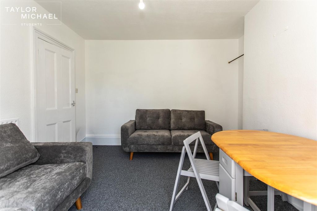 Property photo 3 of 15 Livingroom