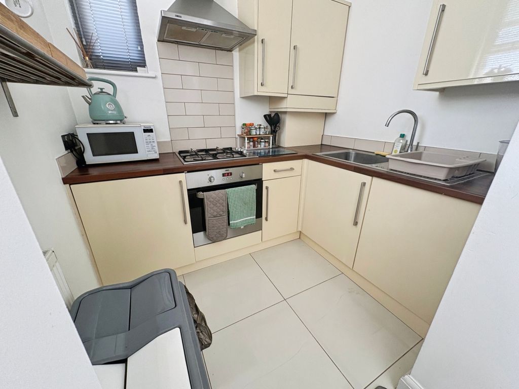 Property photo 3 of 11 Kitchen