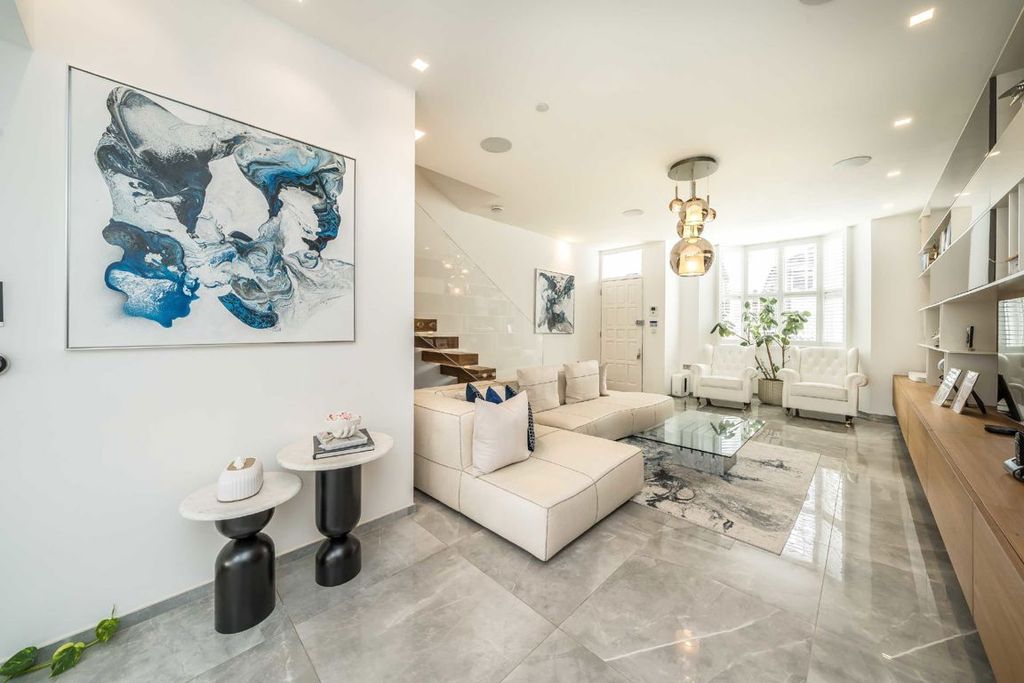 Property photo 3 of 8