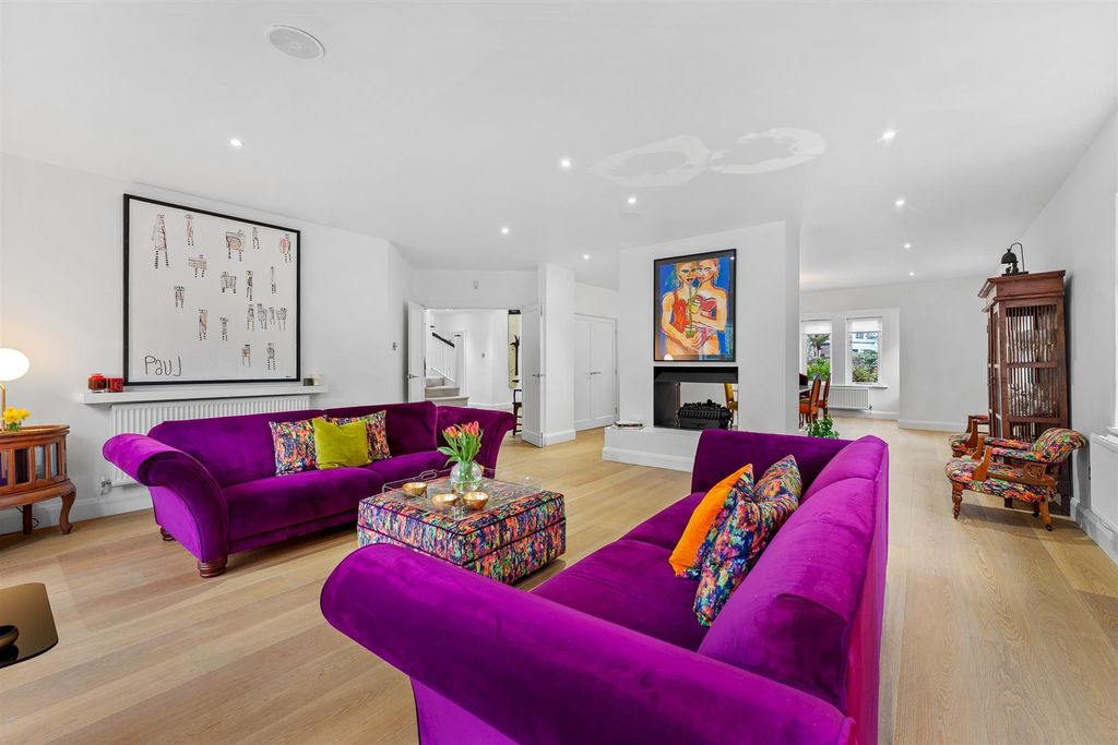 Property photo 2 of 53 Lounge