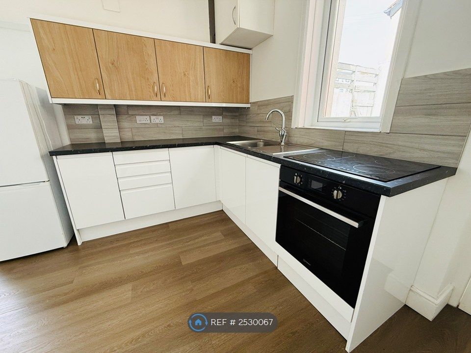 Property photo 2 of 12 Kitchen