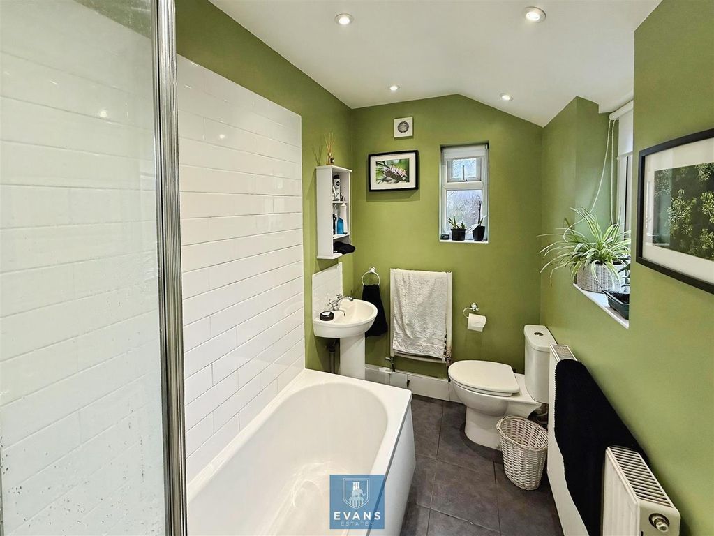 Property photo 3 of 17 Bathroom