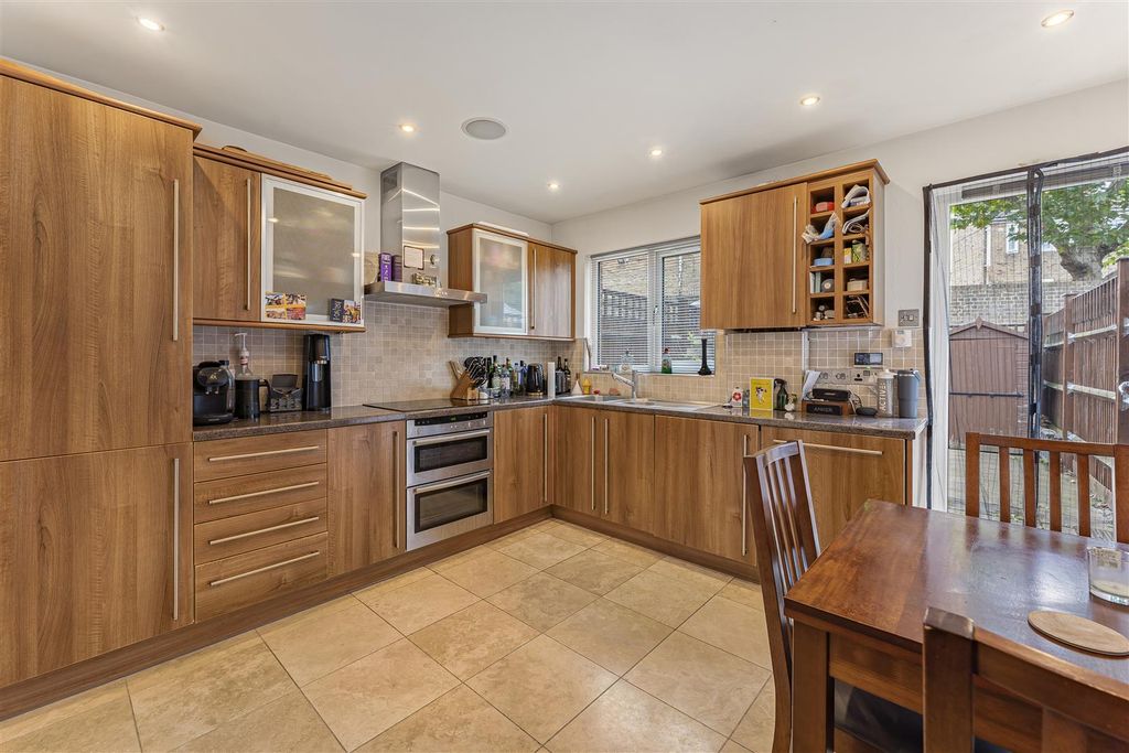 Property photo 2 of 14 Henley Drive