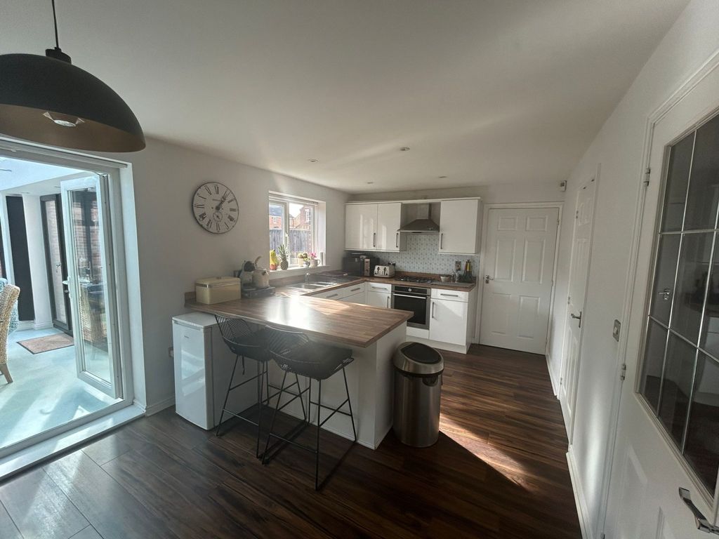 Property photo 3 of 16 Dining Kitchen