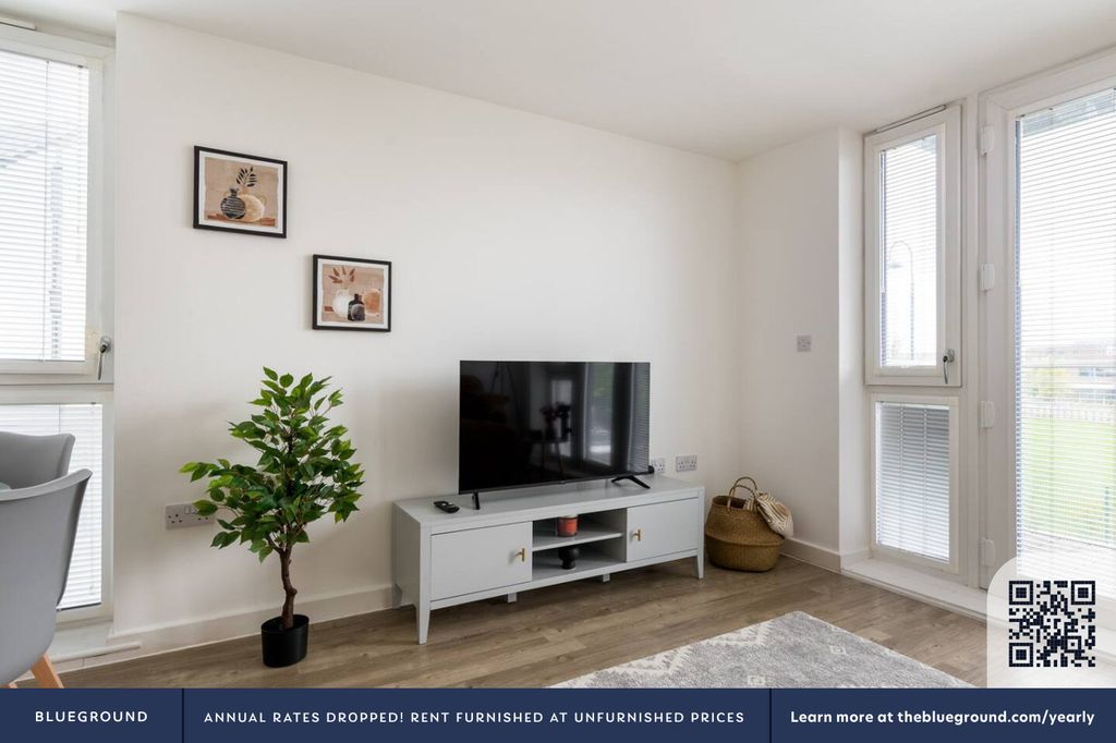 Property photo 3 of 34 Living Room