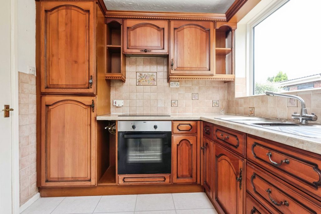 Property photo 3 of 17 Kitchen