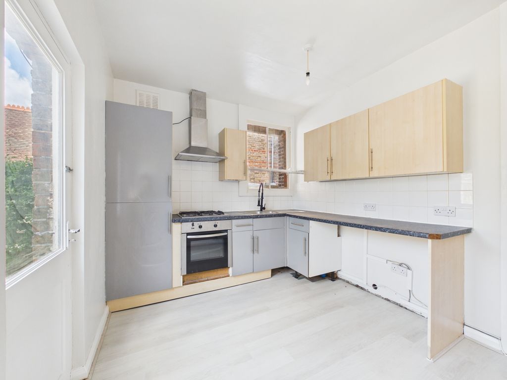 Property photo 3 of 7 Kitchen