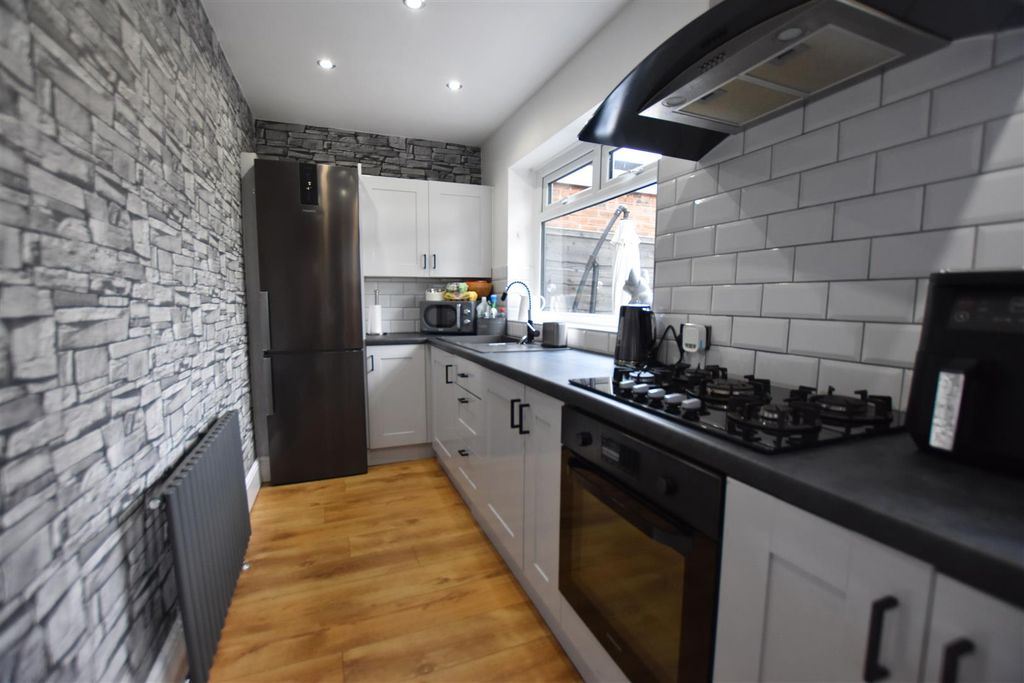 Property photo 3 of 8 Kitchen