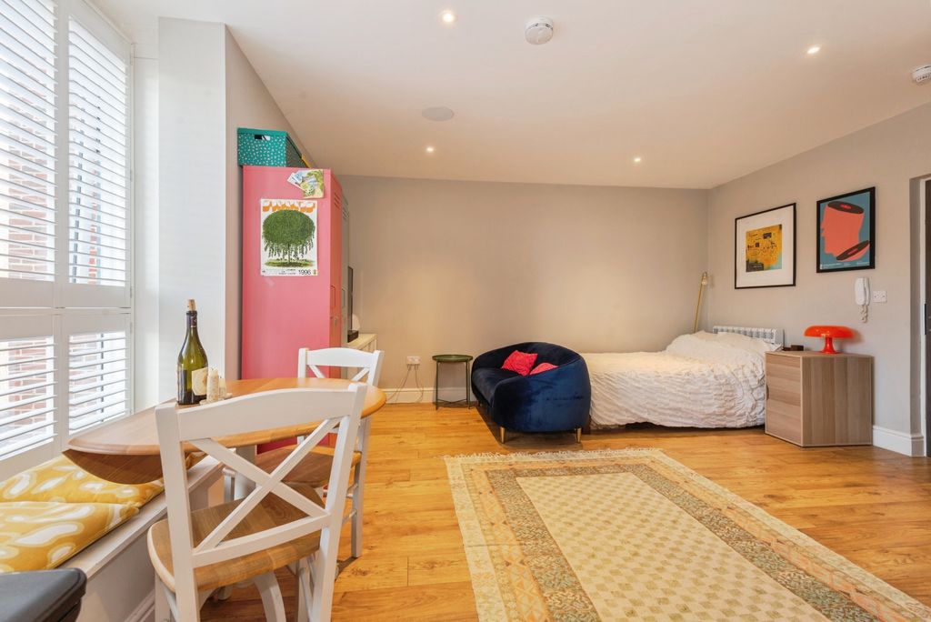 Property photo 2 of 9 Open Plan Studio Room