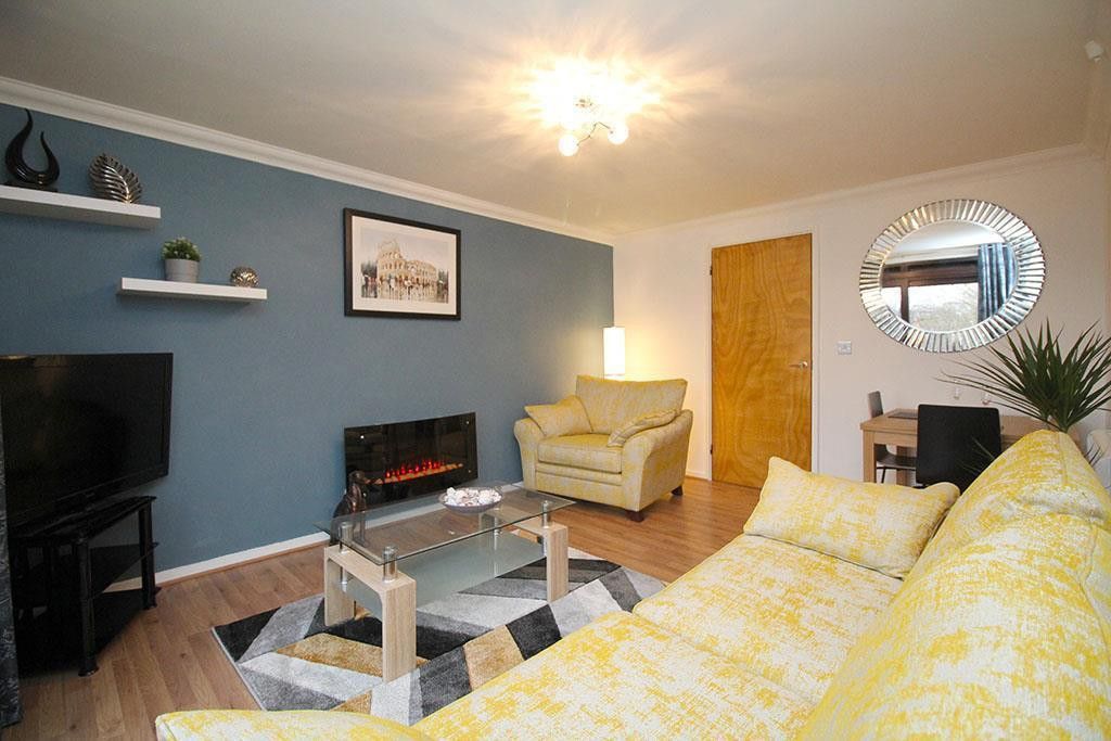 Property photo 1 of 21 Living Area (Main)