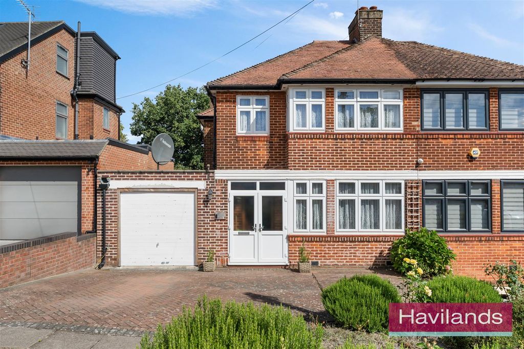 Property photo 1 of 22 Lowther Drive En2-22.Jpg