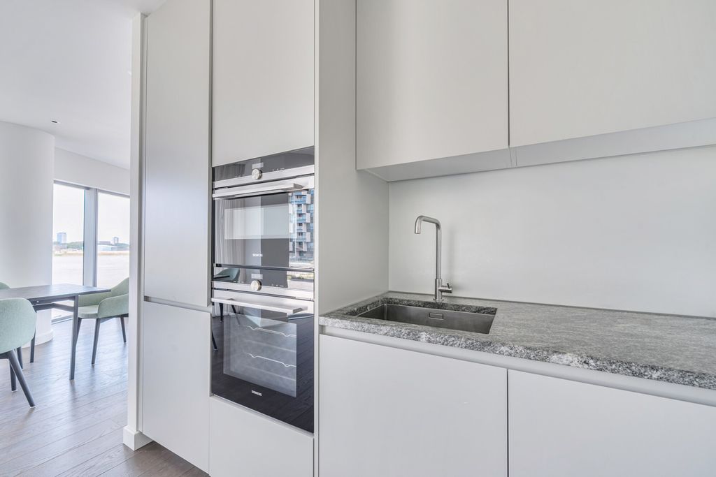 Property photo 3 of 18 Kitchen