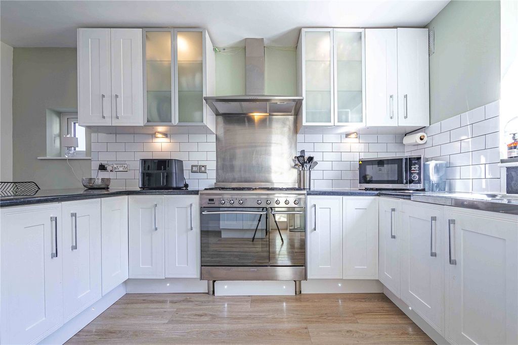 Property photo 2 of 30 Picture No. 17