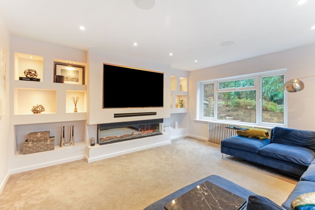 Property photo 2 of 18 85564_4-Weald-Way...