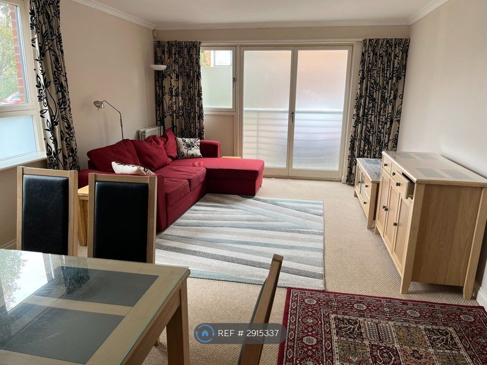 Property photo 1 of 17 Living Room 640 x 375 Cm