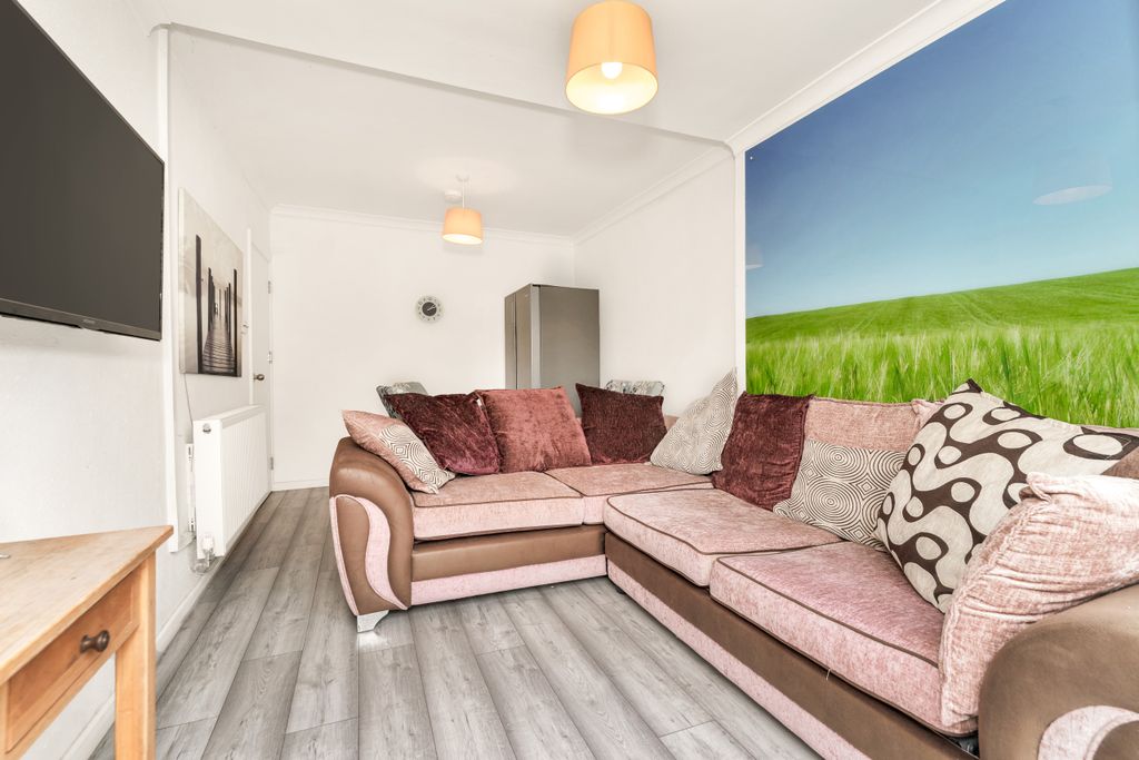 Property photo 3 of 38 Bourne Road, Cb4