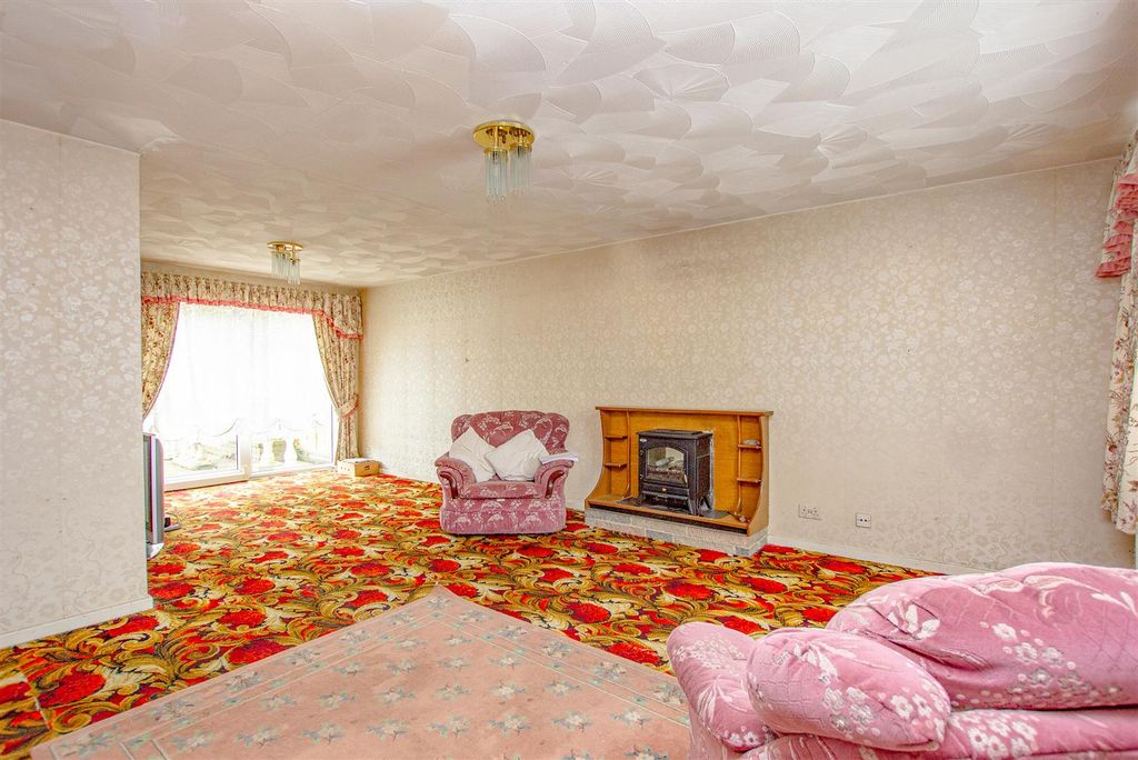 Property photo 2 of 19 Living/Dining Room