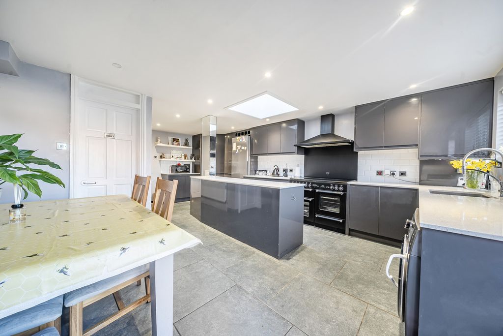 Property photo 3 of 19 Kitchen