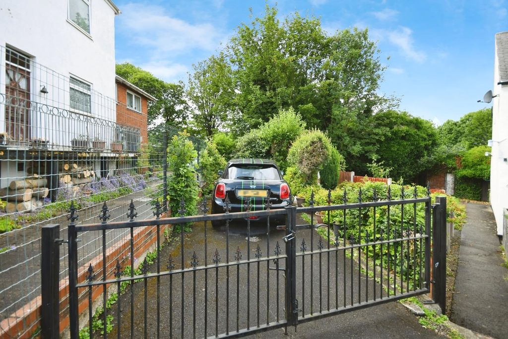 Property photo 3 of 16 Driveway.Jpg