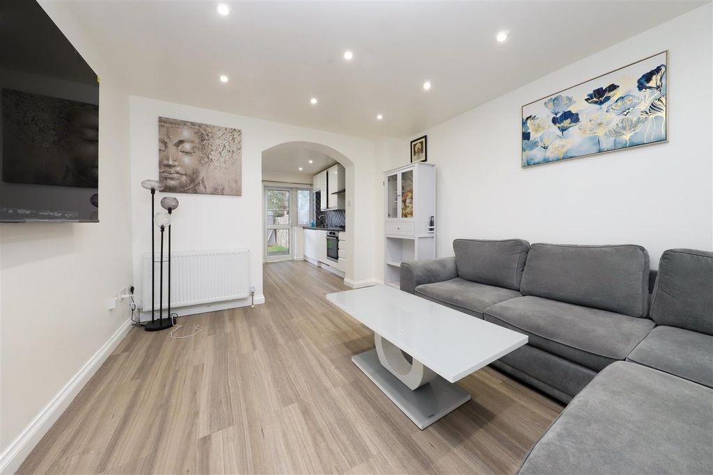 Property photo 3 of 14 Canterbury Road