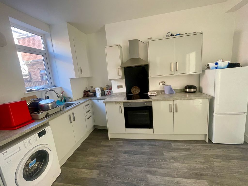 Property photo 2 of 9 Kitchen