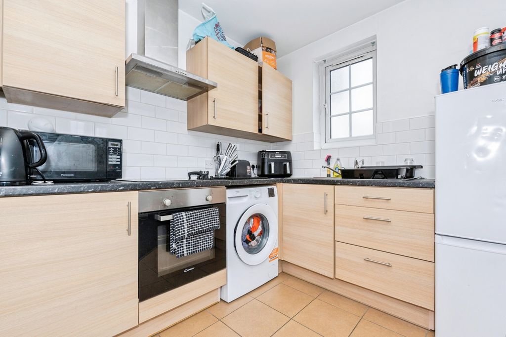 Property photo 3 of 10 Kitchen