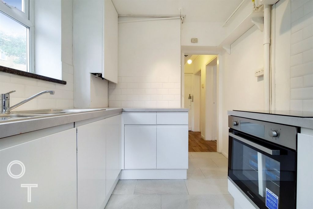 Property photo 3 of 9 Kitchen